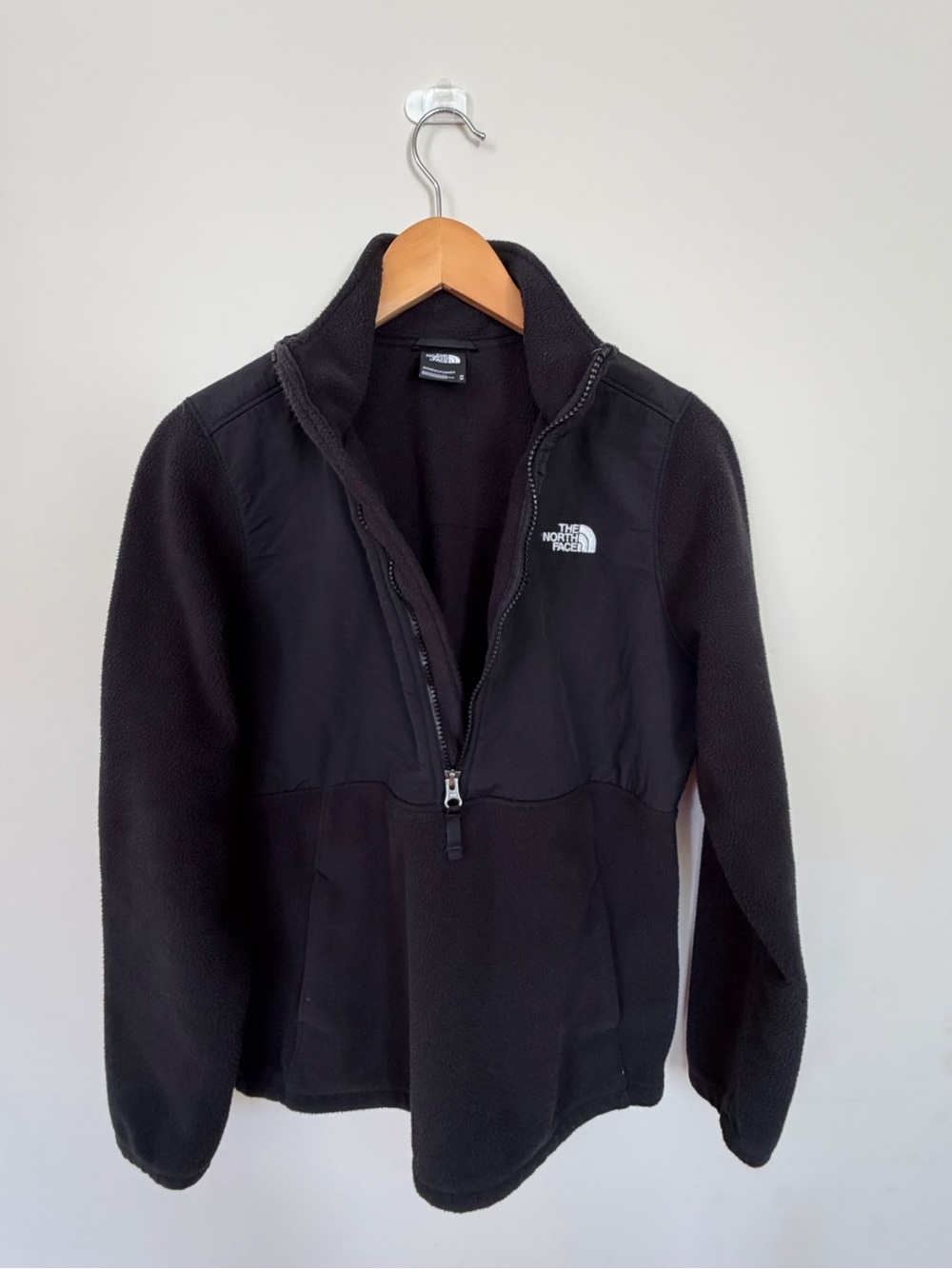 The North Face Women's 200 Tundra Pullover in TNF Black